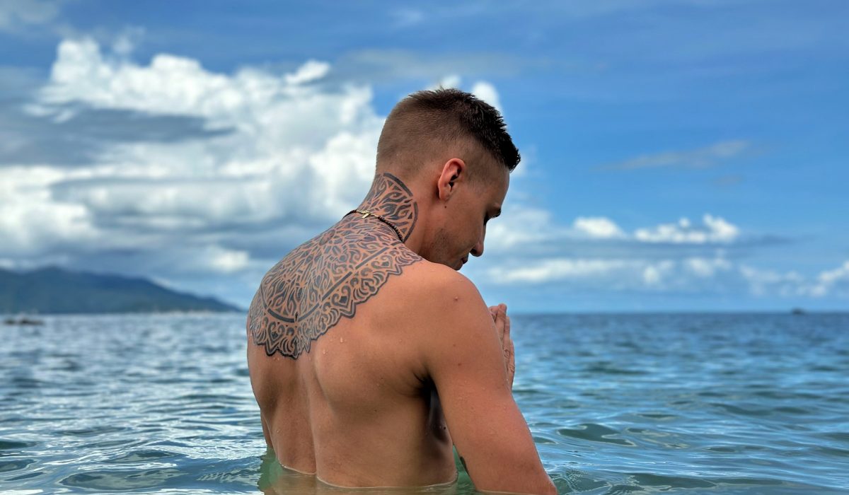 thailand - koh samui - tattoo - dot tattoo - mandala - neck tattoo - onahammockcom - israel paketh - mindtripstudio - tattoobypaketh 7